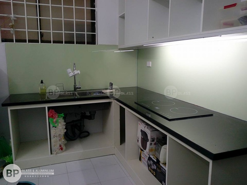 Kính sơn màu ốp bếp tại số 51 Nguyễn Viết Xuân